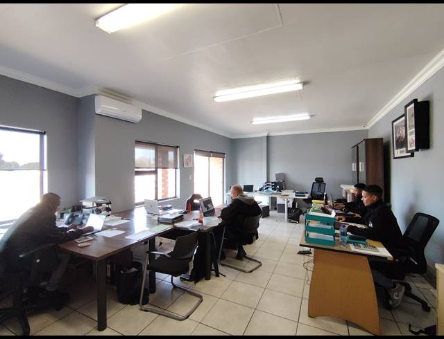 1,111M² WAREHOUSE TO LET IN AIRPORT PARK